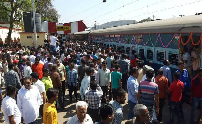 619 दिनों के बंदी के बाद चल पड़ी धनबाद-चंद्रपुरा रेल लाइन पर ट्रेन