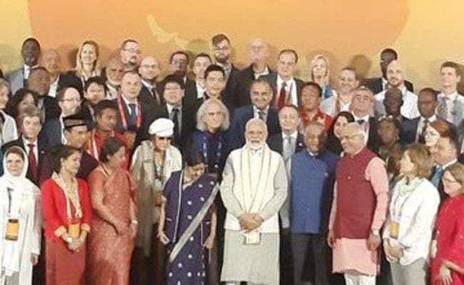 पुलवामा हमले के बाद भारत की कार्रवाई से सहमा पाकिस्तान, मोदी-सुषमा से मिले इमरान के सांसद