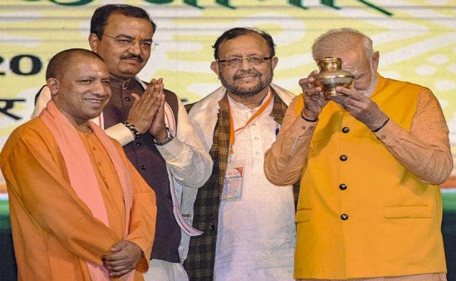 मोदी ने सफाईकर्मियों का पांव पखारा, भावुक हुए योगी आदित्यनाथ