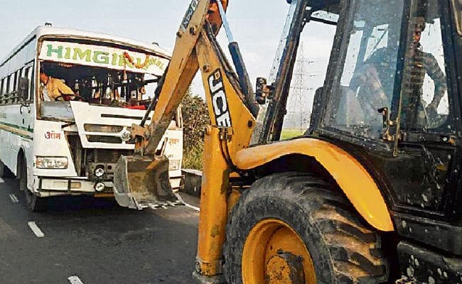 छपरा में बस पलटने से 12 जख्मी, दो की हालत गंभीर