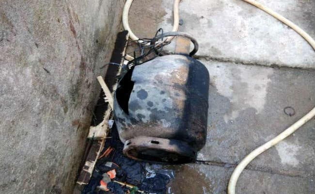 सरैया व मुशहरी में सिलेंडर फटा, दस घर राख, दो झुलसे