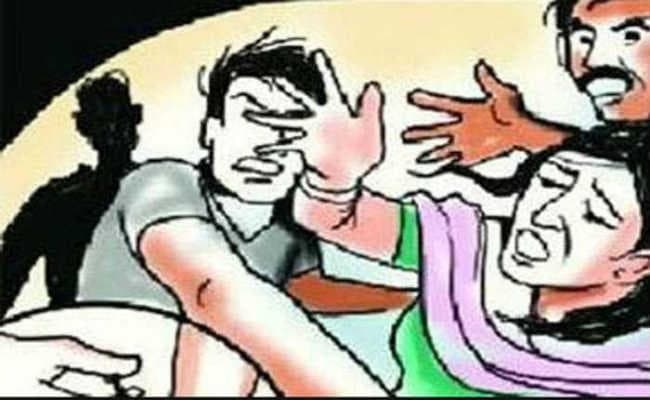 जमशेदपुर  :  मां-बेटी काे पड़ोसियाें ने पीटा, बचाने आये बेटे को भी धुना