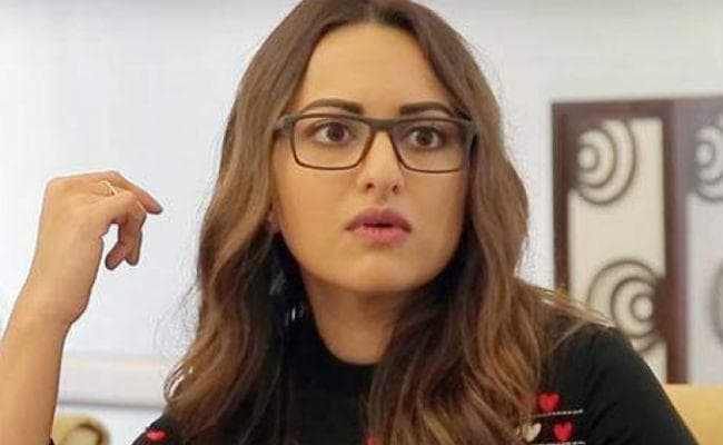 सोनाक्षी सिन्हा समेत 5 के खिलाफ धोखाधड़ी का मामला दर्ज