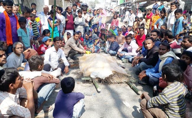 गोपालगंज : छात्र का शव रखकर आक्रोशित ग्रामीणों ने जाम की सड़क, आगजनी कर पांच घंटे तक बाधित रखा परिचालन