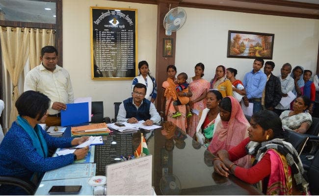 डीसी का जनता दरबार : पिता ने बेटी को वापस बुलाने की लगायी गुहार