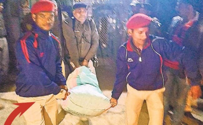 सीवान : भाजपा नेता व तांत्रिक मस्तान के घर पर छापा, बंदूक, पिस्टल, रुपये और आपत्तिजनक सामान मिले