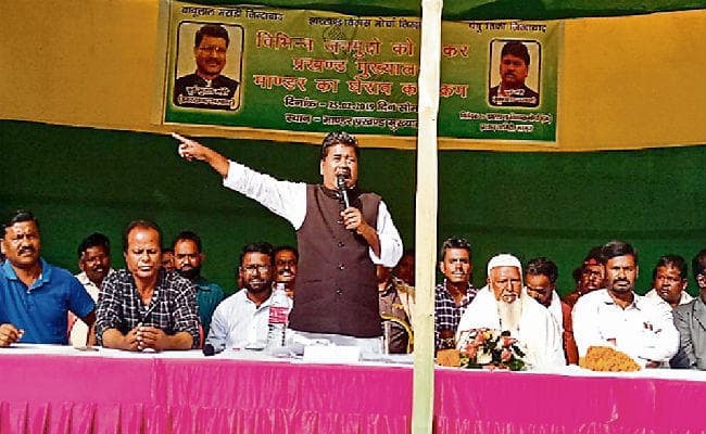 मांडर : झाविमो ने जन मुद्दों को लेकर प्रखंड मुख्यालय घेरा, बंधु तिर्की ने कहा, कार्यशैली में सुधार करें, नहीं तो तालाबंदी