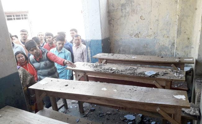 मैट्रिक की परीक्षा दे रही छात्राओं पर गिरा छत का प्लास्टर, कई छात्राएं जख्मी, ...देखें तस्वीरें