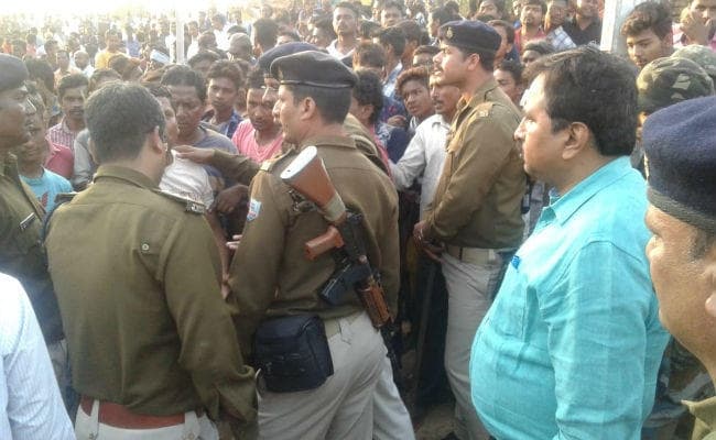 धनबाद : पाकिस्‍तानी झंडा पहनकर फोटो किया फेसबुक पर पोस्‍ट, 10 गांव के लोगों ने युवकों के घर को घेरा