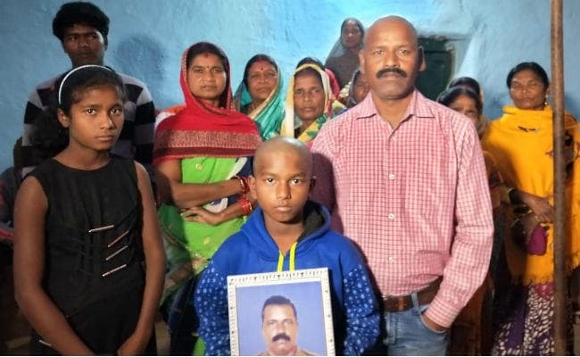 #AirStrikes : शहीद के बेटे ने पिता की तस्वीर हाथों में लेकर सेना की कार्रवाई पर जताया संतोष