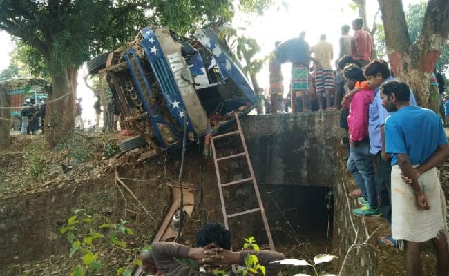 गुमला : बस चालक की आंख की झपकी ने ले ली तीन लोगों की जान, 36 लोग घायल