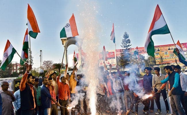 पटना : लोगों ने मनायी होली और दीवाली, वायु सेना के शौर्य को नेताओं ने भी किया सलाम