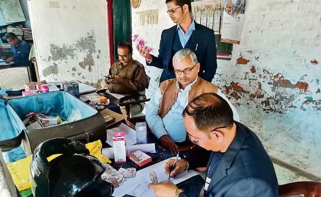 सीवान : भाजपा नेता व तांत्रिक मस्तान के घर से 1.50 करोड़ बरामद, सात पुलिसकर्मी कर रहे हैं नोटों की गिनती