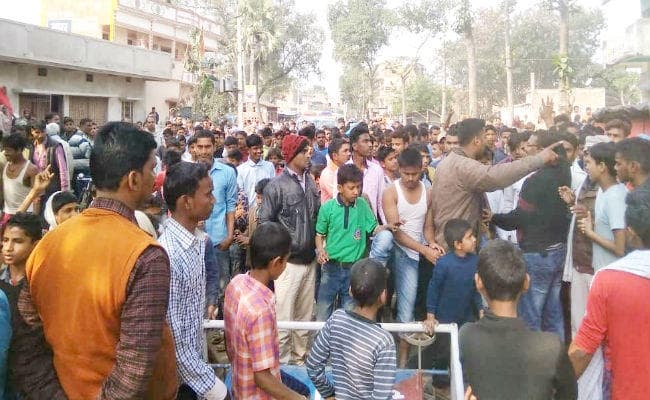 वैशाली : युवक की हत्या के बाद बवाल, आक्रोशित लोगों ने पुलिस पर किया पथराव