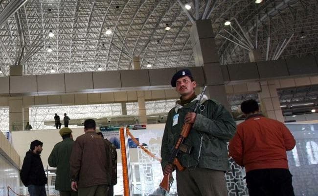 पाकिस्तान ने पंजाब, खैबर पख्तूनख्वा में उड़ानें स्थगित कीं