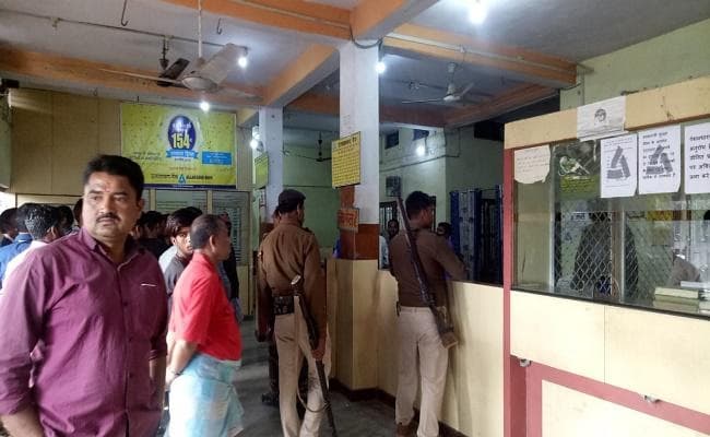 बिहार : हथियारबंद अपराधियों ने इलाहाबाद बैंक से 48 लाख रुपये लूटे