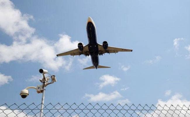 भारत-पाक सीमा पर तनाव के बढ़ने पर उत्तर भारत के कई हवाई अड्डों से 65 उड़ान रद्द