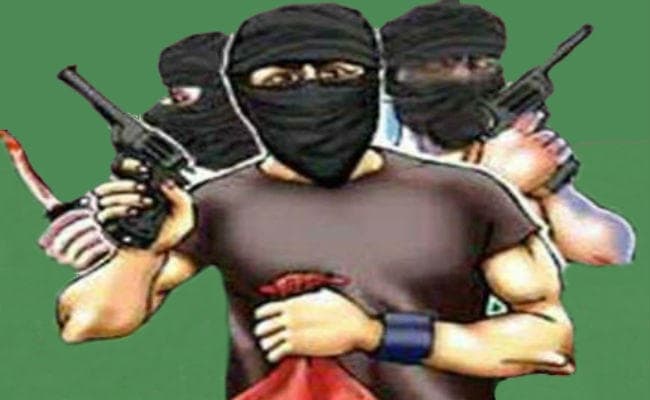 घर का दरवाजा खुलवाकर घुसे आधा दर्जन अपराधी, मारपीट कर बनाया बंधक, लूट ली तीन लाख की संपत्ति