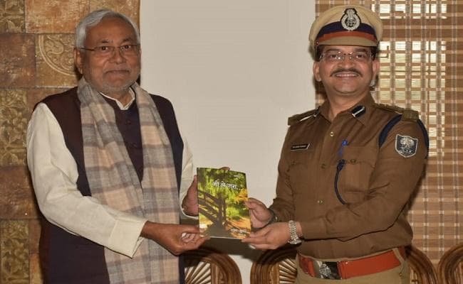 CM नीतीश ने पुलिस उप महानिरीक्षक राजेश कुमार के कविता संग्रह ‘जी ले जरा’ का किया विमोचन
