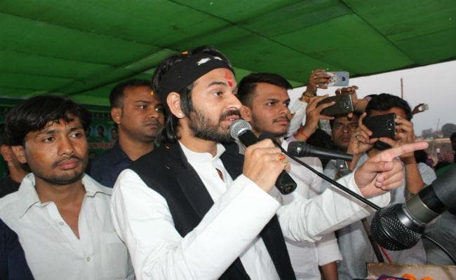 भिड़े लालू पुत्र तेजप्रताप और राजद विधायक के समर्थक, जमकर हुई मारपीट, कई को आयी चोट