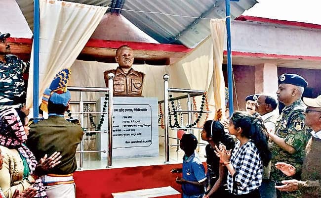 गुमला : बसिया में शहीद विजय सोरेंग की प्रतिमा का अनावरण