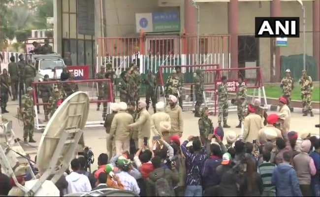 #Abhinandan : पाकिस्तान से वाघा बार्डर पहुंच गये हैं वायुवीर अभिनंदन : टीवी रिपोर्ट