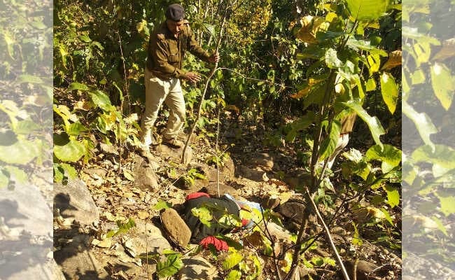 बरकट्ठा-इचाक मार्ग से लापता व्यक्ति का शव जंगल से बरामद, बाइक सड़क किनारे पड़ी मिली