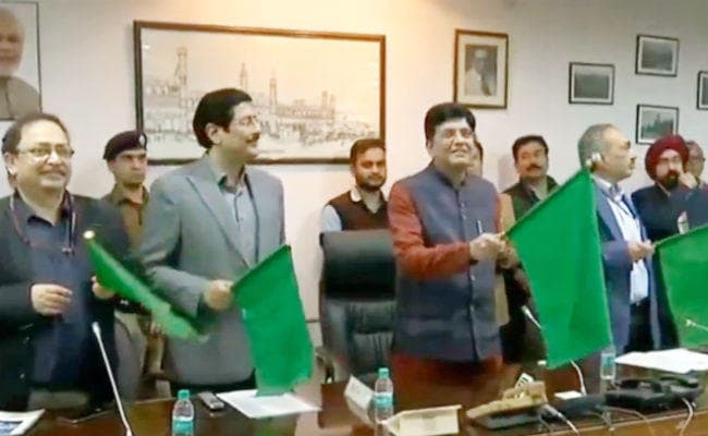 आरा-रांची साप्ताहिक एक्सप्रेस को हरी झंडी दिखाकर रेल मंत्री ने किया रवाना, बक्सर में शुरू हुआ एक्सीलेटर व लिफ्ट