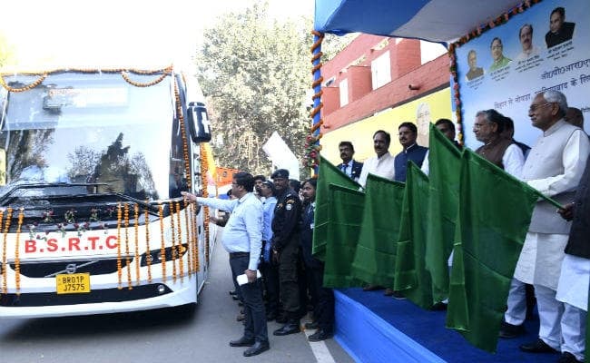 पटना, नालंदा, बक्सर और किशनगंज से नोएडा-गाजियाबाद के लिए बस सेवा शुरू, CM नीतीश ने झंडी दिखा किया रवाना