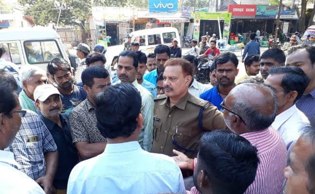 पूर्व विधायक नियेल ने बस चालक से की मारपीट, विरोध में सड़क जाम, बसों का परिचालन ठप