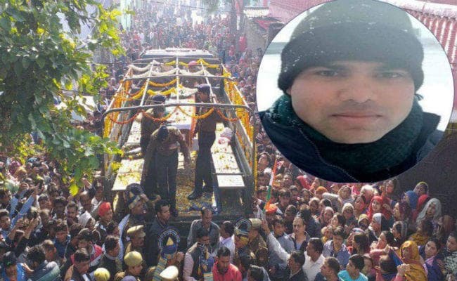 IAF के शहीद सैनिक को सवा साल के बेटे ने दी मुखाग्नि; आंखों में आंसू, लब पर पापा के बोल...