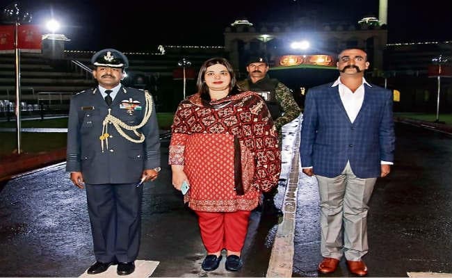 60 घंटे बाद स्वदेश लौटा अपना अभिनंदन, वीडियो रिकार्डिंग के लिए पाक ने रोका था, इसलिए रिहाई में हुई देरी 60 घंटे बाद स्वदेश लौटा अपना अभिनंदन, वीडियो रिकार्डिंग के लिए पाक ने रोका था, इसलिए रिहाई में हुई देरी