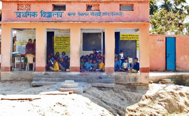 कमरे में भोजन सामग्री, बरामदे पर होती है बच्चों की पढ़ाई