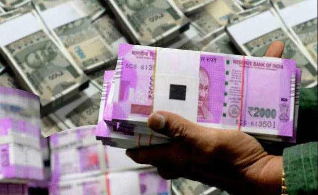 दो फ्लैटों व तीन दुकानों से लाखों के सामान व कैश चोरी
