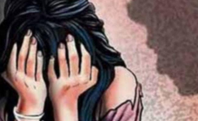 10 वर्षीया बच्ची के साथ बार-बार बलात्कार, हुई गर्भवती