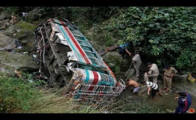 जम्मू-कश्मीर : खड्डे में गिरी बस, छह लोगों की मौत, 31 घायल