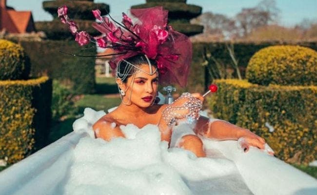 प्रियंका चोपड़ा ने शेयर की बाथटब फोटो, निक जोनास के लिए कही ये बात