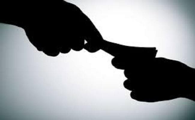 बिहार : एक लाख रुपये रिश्वत लेते मनरेगा अधिकारी गिरफ्तार