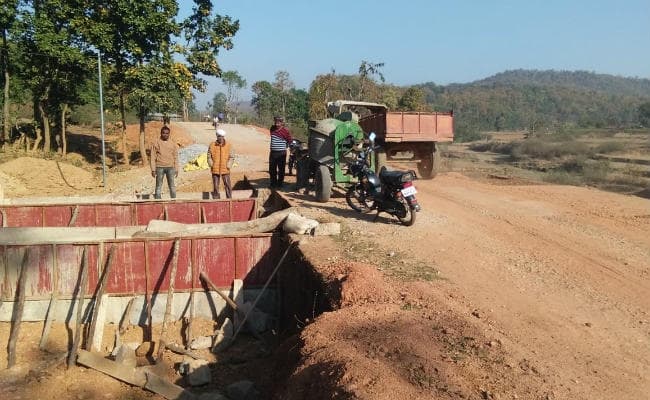 शहीद नायमन के गांव में बन रही घटिया सड़क, सुधार नहीं होने पर ग्रामीणों ने विरोध की दी चेतावनी