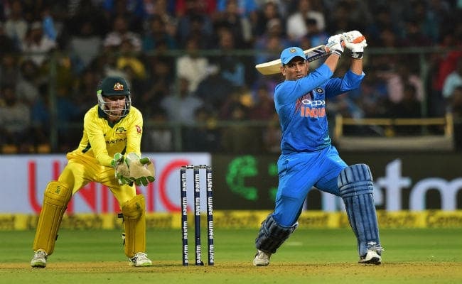 #INDvsAUS : धौनी के विजयी चौके से भारत ने ऑस्‍ट्रेलिया को पहले वनडे मैच में 6 विकेट से रौंदा