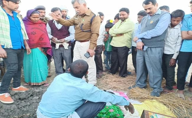 मां की गोद से छीन कर मासूम को जमीन पर पटका, मौत के बाद शव को...