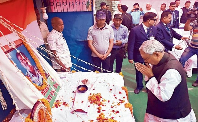 मसौढ़ी : शहीद संजय के घर पहुंचे सीएम नीतीश, दिया हर संभव मदद करने का आश्वासन