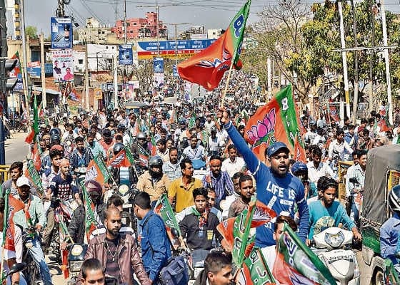 जमशेदपुर : विजय संकल्प मोटरसाइकिल रैली में बोले रघुवर दास, विकास के लिए मोदी सरकार जरूरी