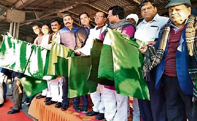 रांची : सुविधाओं से लैस रांची-हावड़ा ट्रेन को सांसद ने किया रवाना