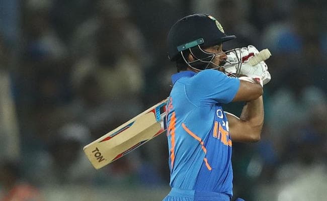 जाधव ने की धौनी की तारीफ, बोले : अलग शॉट खेल सकता हूं, इसलिए अधिक जोखिम उठाता हूं