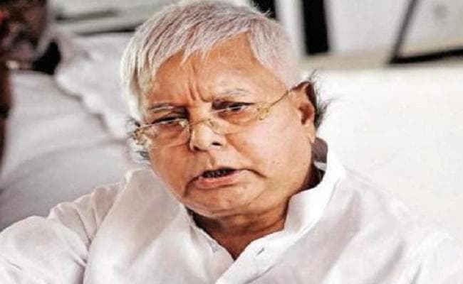 NDA की संकल्प रैली : लालू ने ली चुटकी, कहा- हम पान खाने रुकते थे तो इकट्ठा हो जाती थी इतनी भीड़