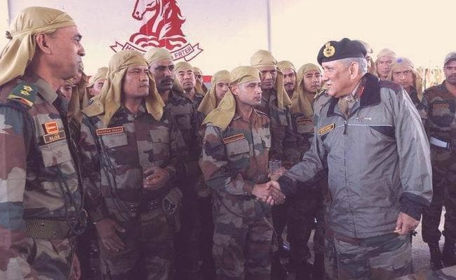 सेना प्रमुख ने किया LOC से सटे अग्रिम ठिकानों का दौरा