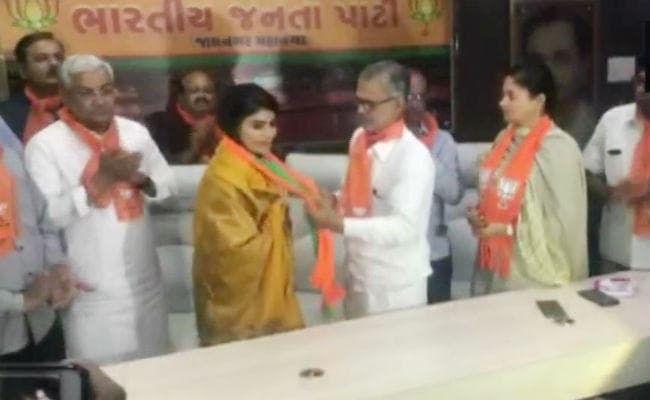 रविंद्र जडेजा की पत्नी रिवाबा राजनीति की पिच लगाएंगी चौके-छक्‍के, भाजपा में शामिल