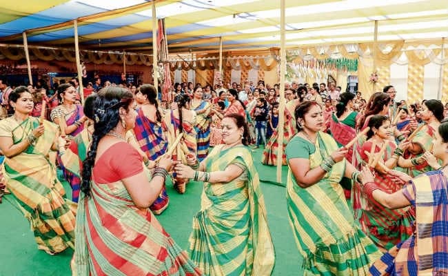 डांडिया संग निकली रथयात्रा