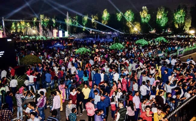 जमशेदपुर :  जुबिली पार्क में विद्युत सज्जा  खूबसूरती निहारने उमड़ा शहर